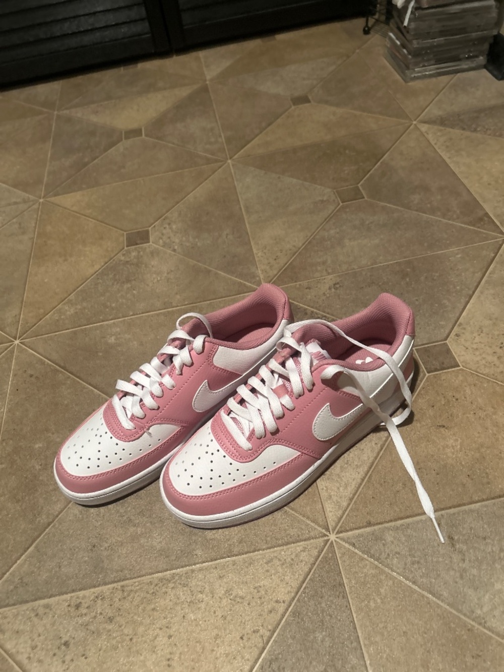 Women’s Nike sneakers - Picture 3 of 4